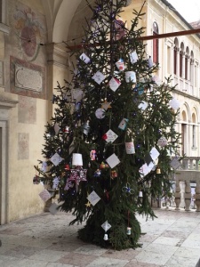 L'albero riciclone di Natale 2014 in Piazza Maggiore